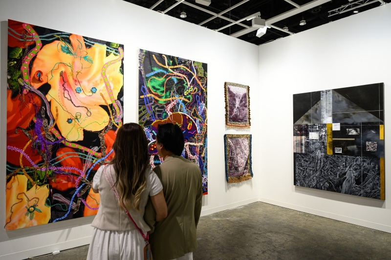  观众在巴塞尔艺术展香港展会参观51成人做爰www免费看网站。巴塞尔艺术展香港展会供图