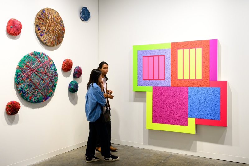 观众在巴塞尔艺术展香港展会参观。巴塞尔艺术展香港展会供图